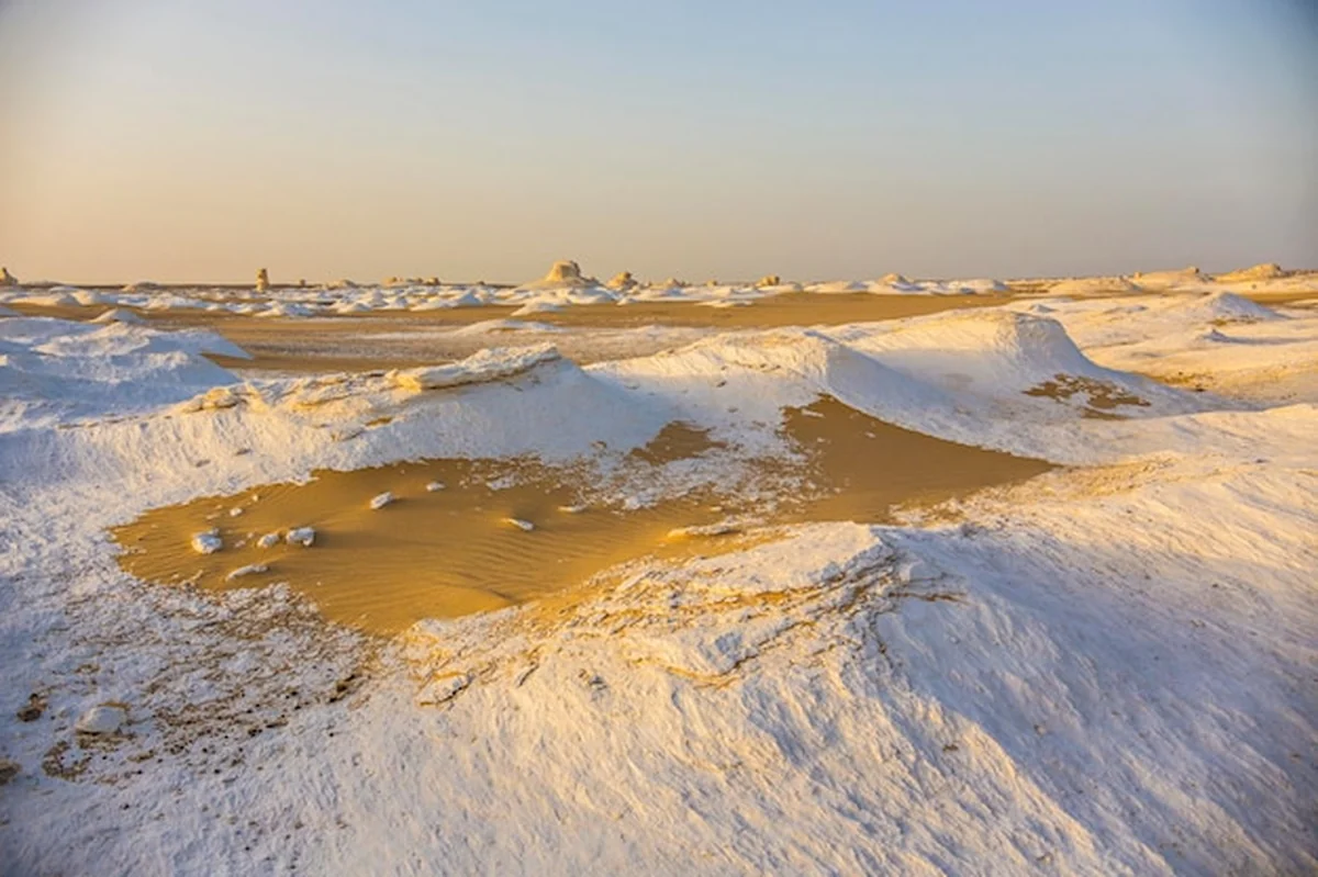 Pustynny krajobraz w Egipcie - biała pustynia w Farafra z białymi kamieniami i żółtymi piaskami