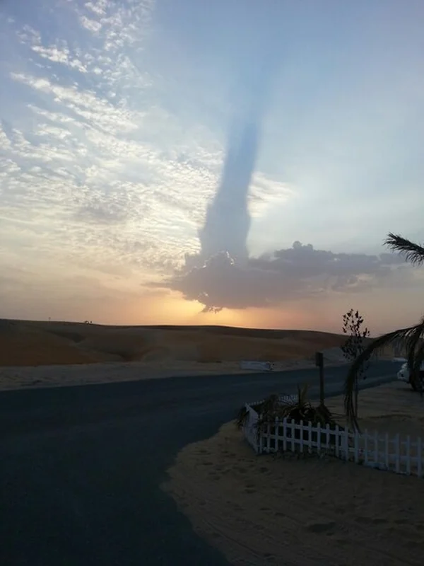 Malowniczy widok morza o zachodzie słońca