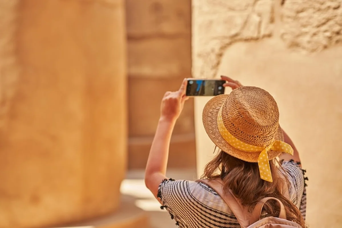 Turystyczna kobieta w świątyni Karnak w Luksorze w Egipcie