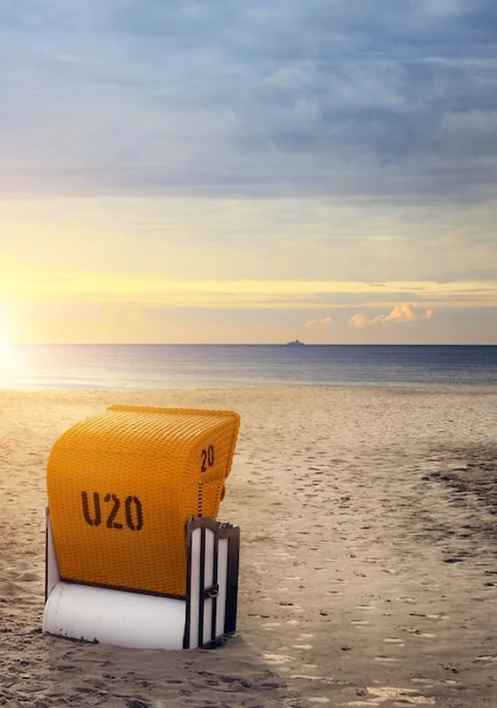 Plaża nad Morzem Bałtyckim z wydmami i widokiem na ocean