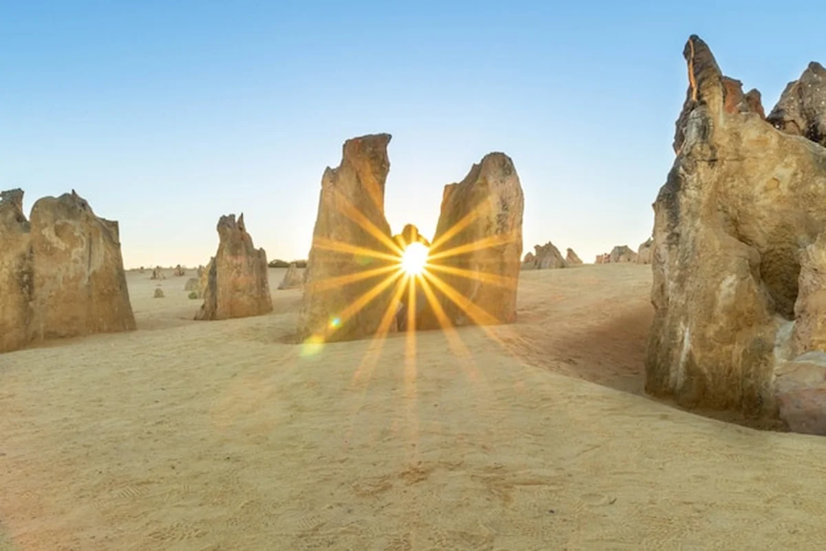 Panoramiczny widok skał na tle czystego nieba podczas zachodu słońca