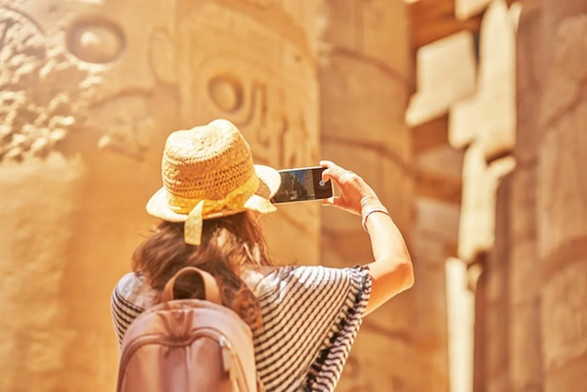 Turystyczna kobieta w świątyni Karnak w Luksorze w Egipcie