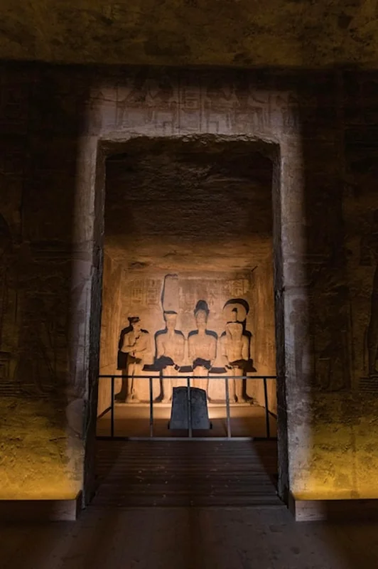 Posągi egipskich bóstw Ra, Ptah i Amun w Abu Simbel, Egipt