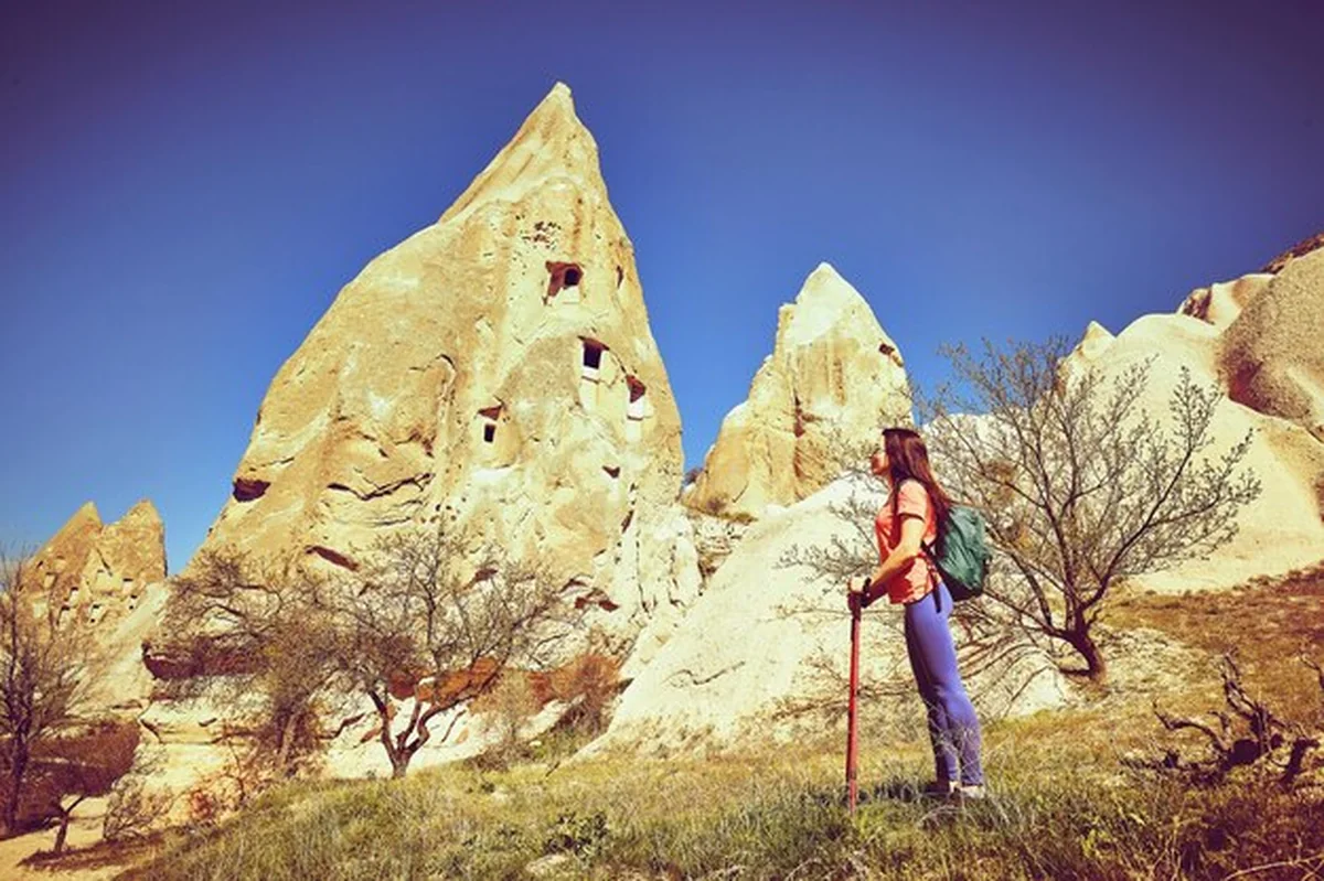 Turystyka piesza, ludzie z plecakami na świeżym powietrzu