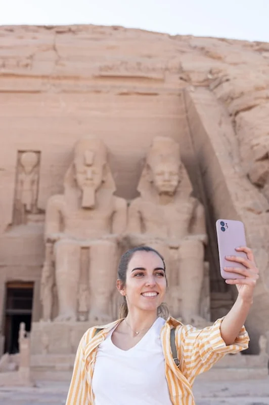 Młoda turystka robiąca selfie przy wejściu do świątyni Abu Simbel w Egipcie
