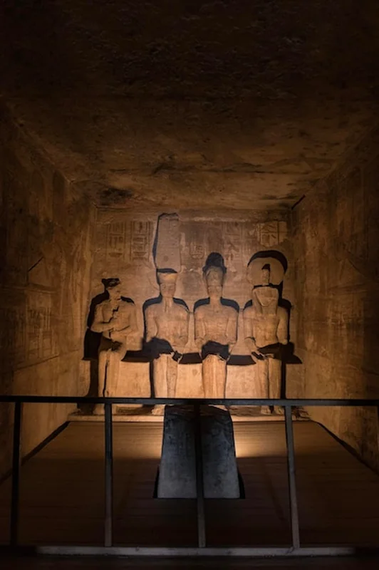 Posągi starożytnych egipskich bóstw Ra, Ptah i Amun w Abu Simbel, Egipt