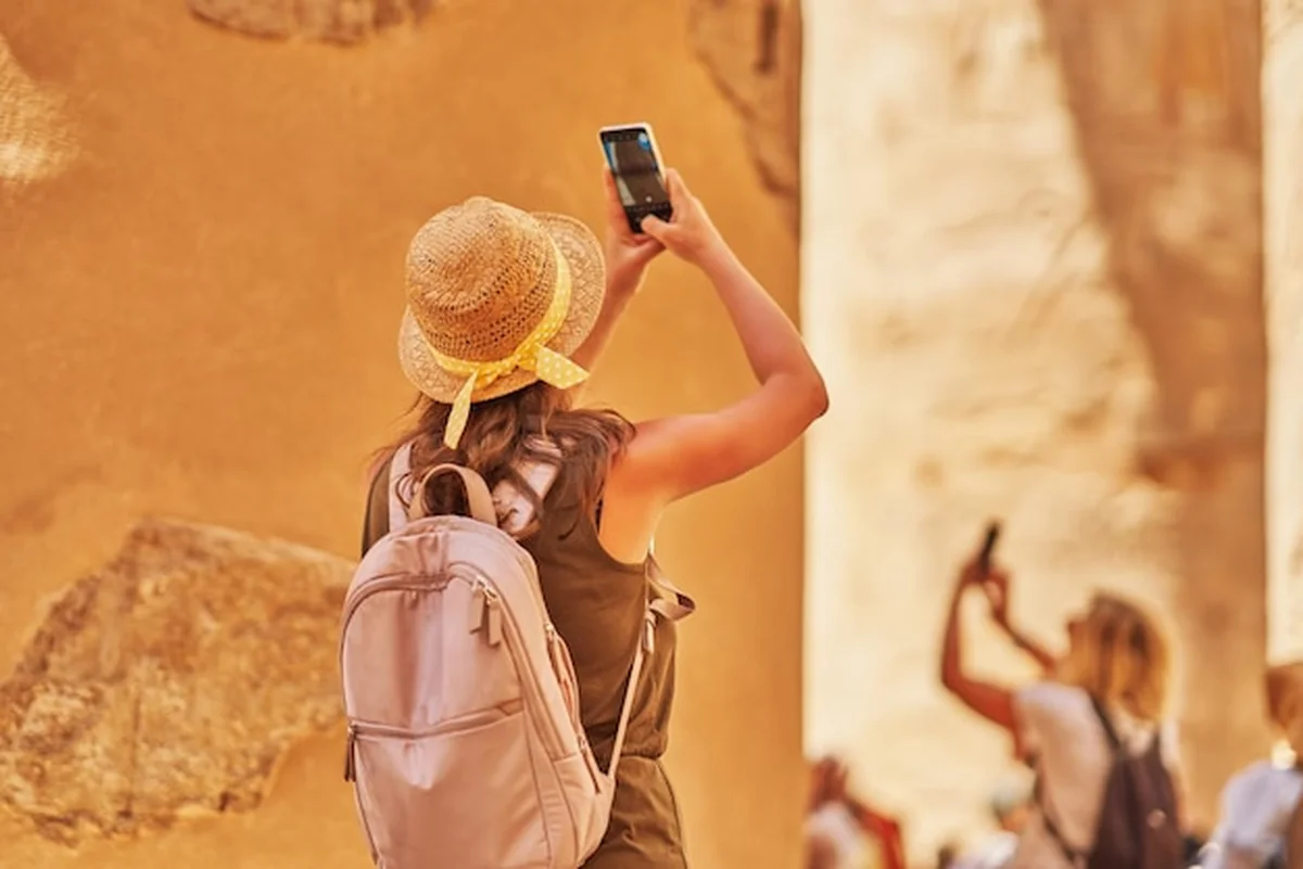 Turystyczna kobieta w świątyni Karnak w Luksorze w Egipcie