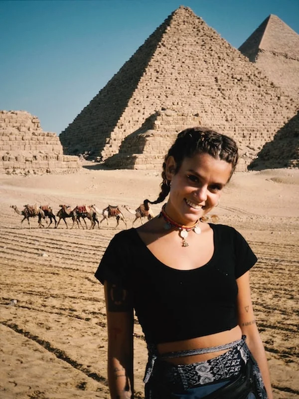 Młoda kobieta stojąca na pustyni