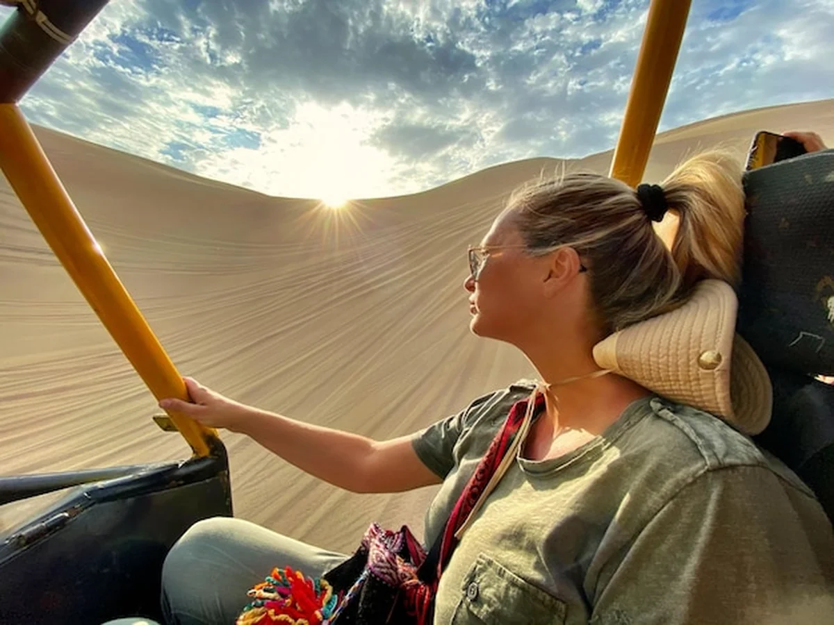 Kobieta siedząca w samochodzie na pustyni