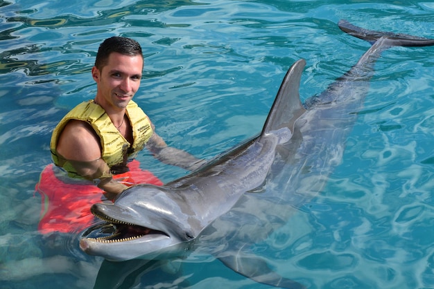 Pływanie z delfinami – niezapomniana wycieczka z delfinami